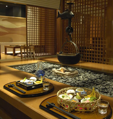 日本料理『やまぼうし』では囲炉裏席や個室がございます