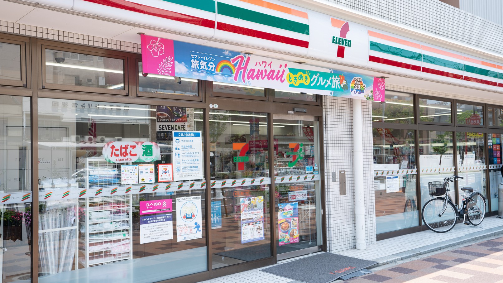 ホテル1階にコンビニあり。エントランスを出て徒歩5秒！