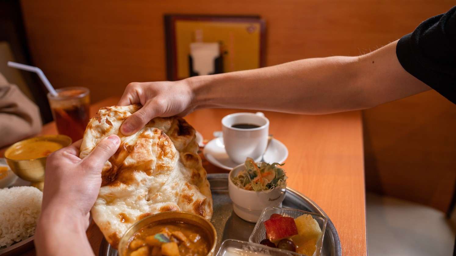 (朝食カレーセット)本日のおすすめカレー、ナン、サラダ、ヨーグルト、ドリンクが付きます。