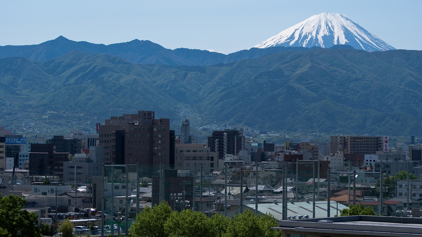甲府の町並みと富士山