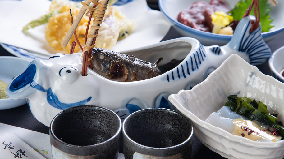*【川魚の骨酒＊新館】じっくり焼いた川魚を日本酒に浸していただく骨酒。お料理と一緒にどうぞ！
