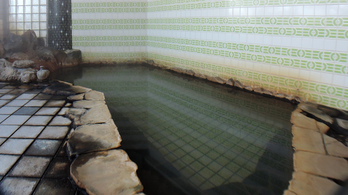 *温泉大浴場／天然岩を使った岩風呂で、飲泉も出来る良質な天然温泉。