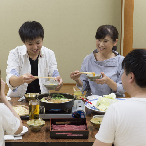 濃厚な割り下と絡まって、口の中でトロける牛肉は、まさに“;絶品”;。皆さまでワイワイ盛り上がってください