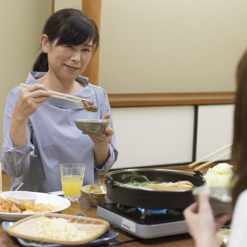 濃厚な割り下と絡まって、口の中でトロける牛肉は、まさに“;絶品”;。皆さまでワイワイ盛り上がってください