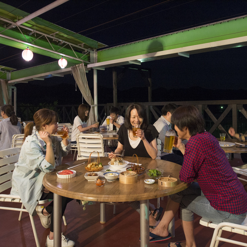 心地よい風を感じるテラスで乾杯！