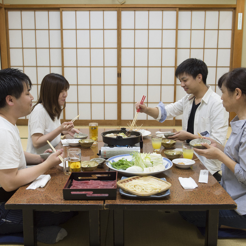 濃厚な割り下と絡まって、口の中でトロける牛肉は、まさに“;絶品”;。皆さまでワイワイ盛り上がってください