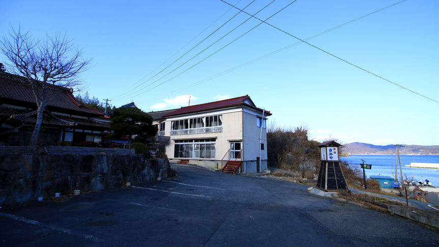 【外観】当館は海のすぐそばの民宿です。大理石海岸から徒歩50歩ほど。