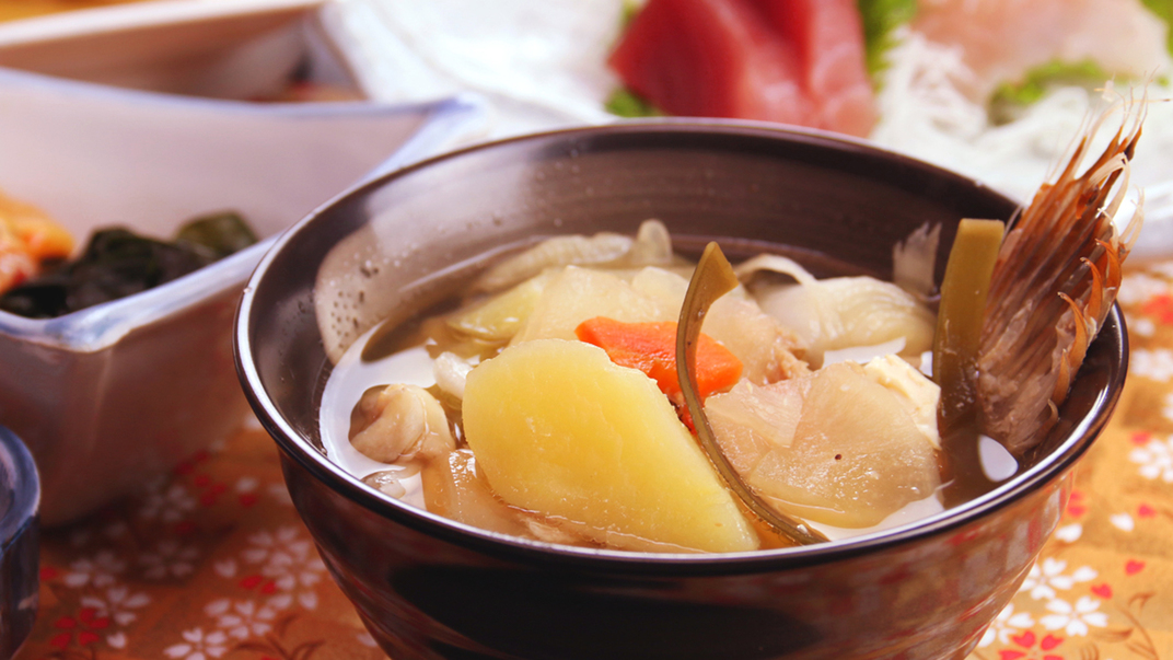 魚の出汁と脂が溶け込んだアラ汁は、ごろごろ野菜に旨みが染み込んだ食べごたえのある一品