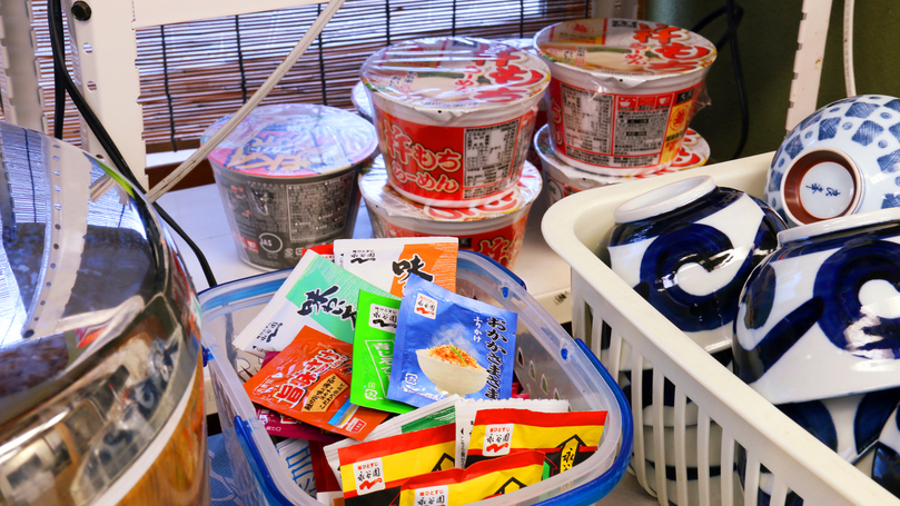 小腹がすいた時にはお夜食用のカップ麺、朝の御飯にはふりかけやお茶漬け、ちょっとした女将の気持ちです。