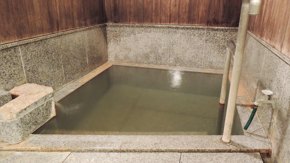 *無料貸切風呂(幸の湯)/自家源泉のみをかけ流しにしておりますので大浴場とは異なり無色透明な湯です。