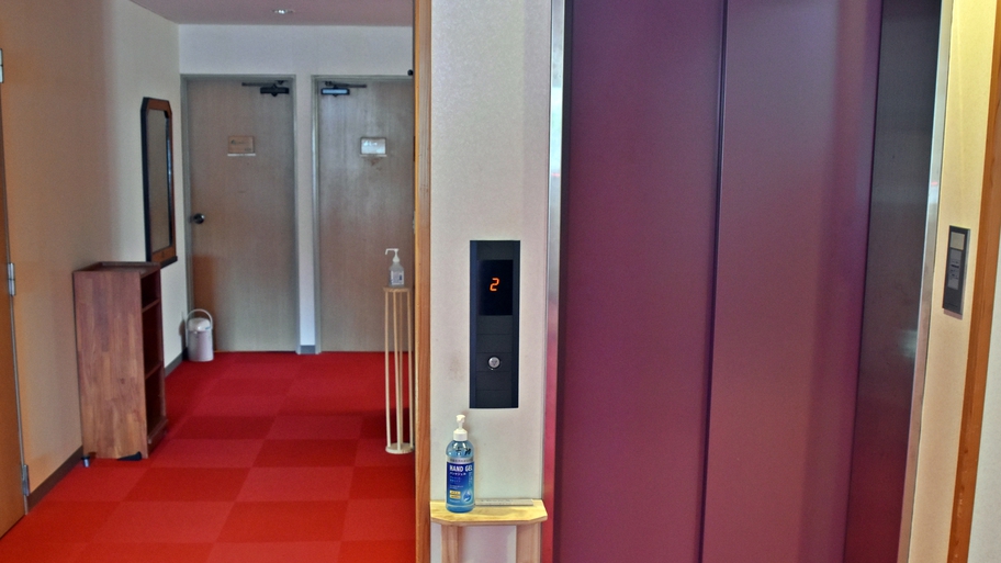 *館内の様子/エレベーター完備、消毒液等も各階にご用意しております。