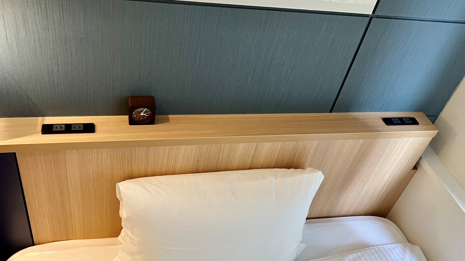 シングルルーム：ベッドボードに4口コンセント挿入口あり