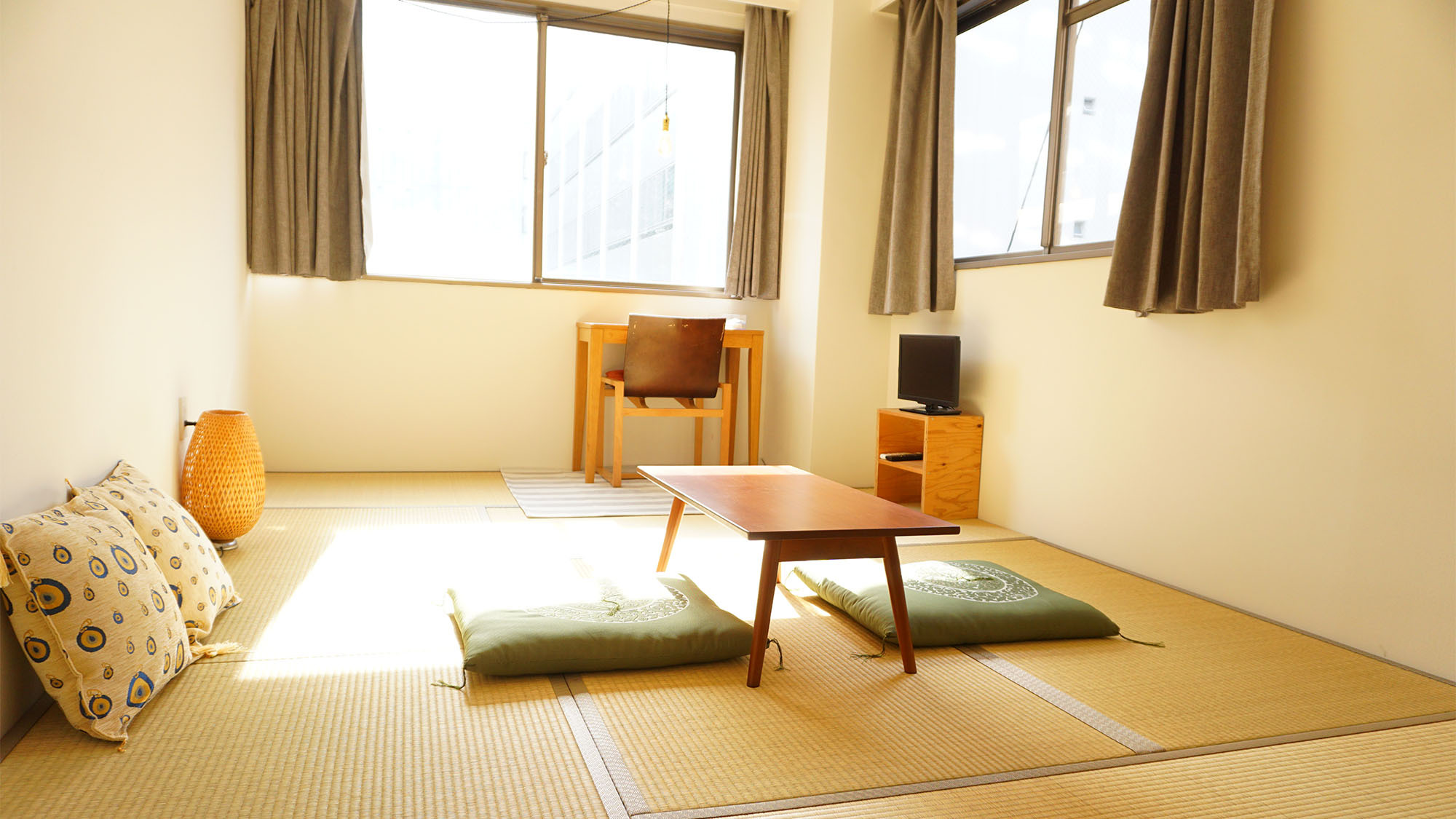 ・＜和室一例＞陽の光を浴びながら、畳の上でゆっくりと寛げるお部屋。