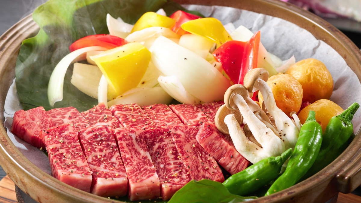 国内でも有数の名牛である但馬牛を陶板焼きでお召し上がりください