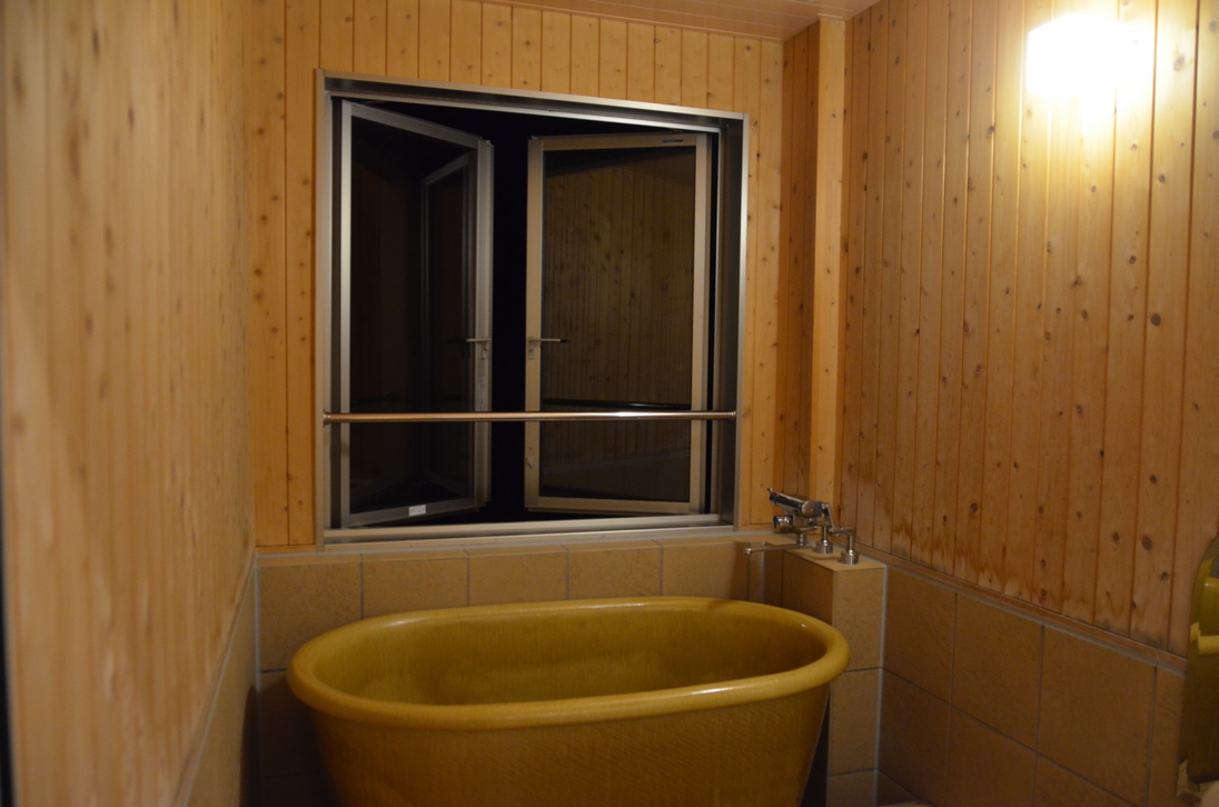 お部屋のお風呂は、信楽焼きの浴槽使用の半露天風呂となっております。