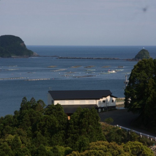 自然豊かな漁師町に佇む、小さな隠れ宿