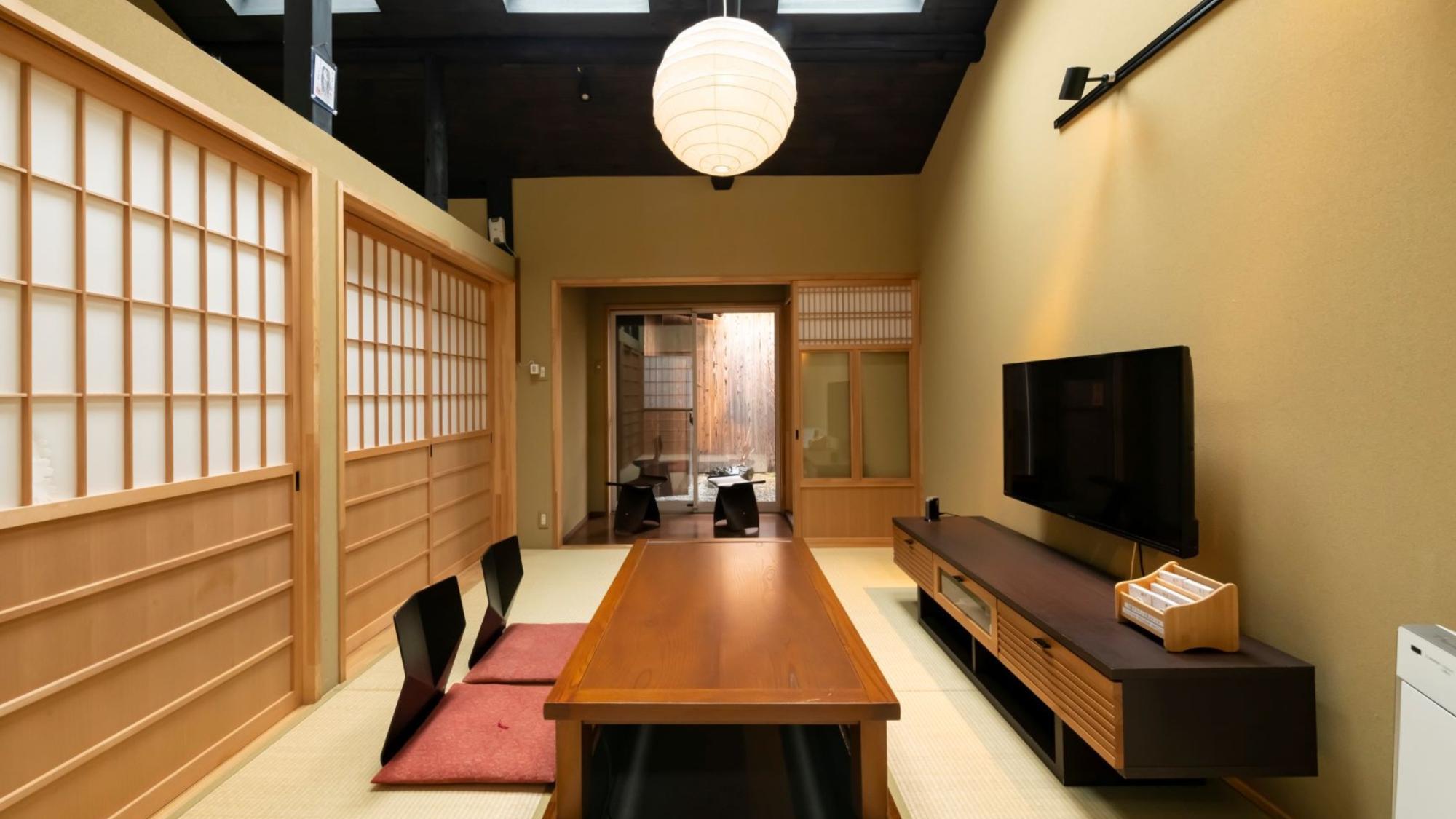 1階居間京都の生活に根ざした、閑静な住宅街に佇むお宿です。