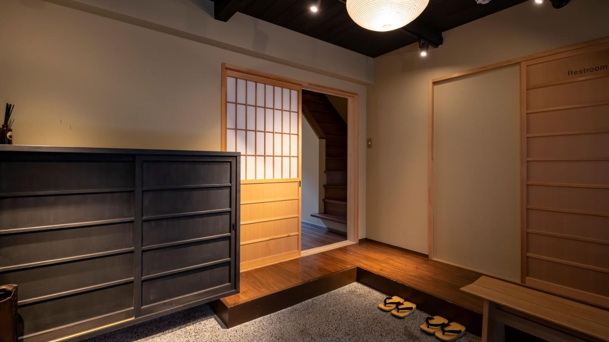 玄関築150年超の京町家を フルリノベーションしたお宿へようこそ。