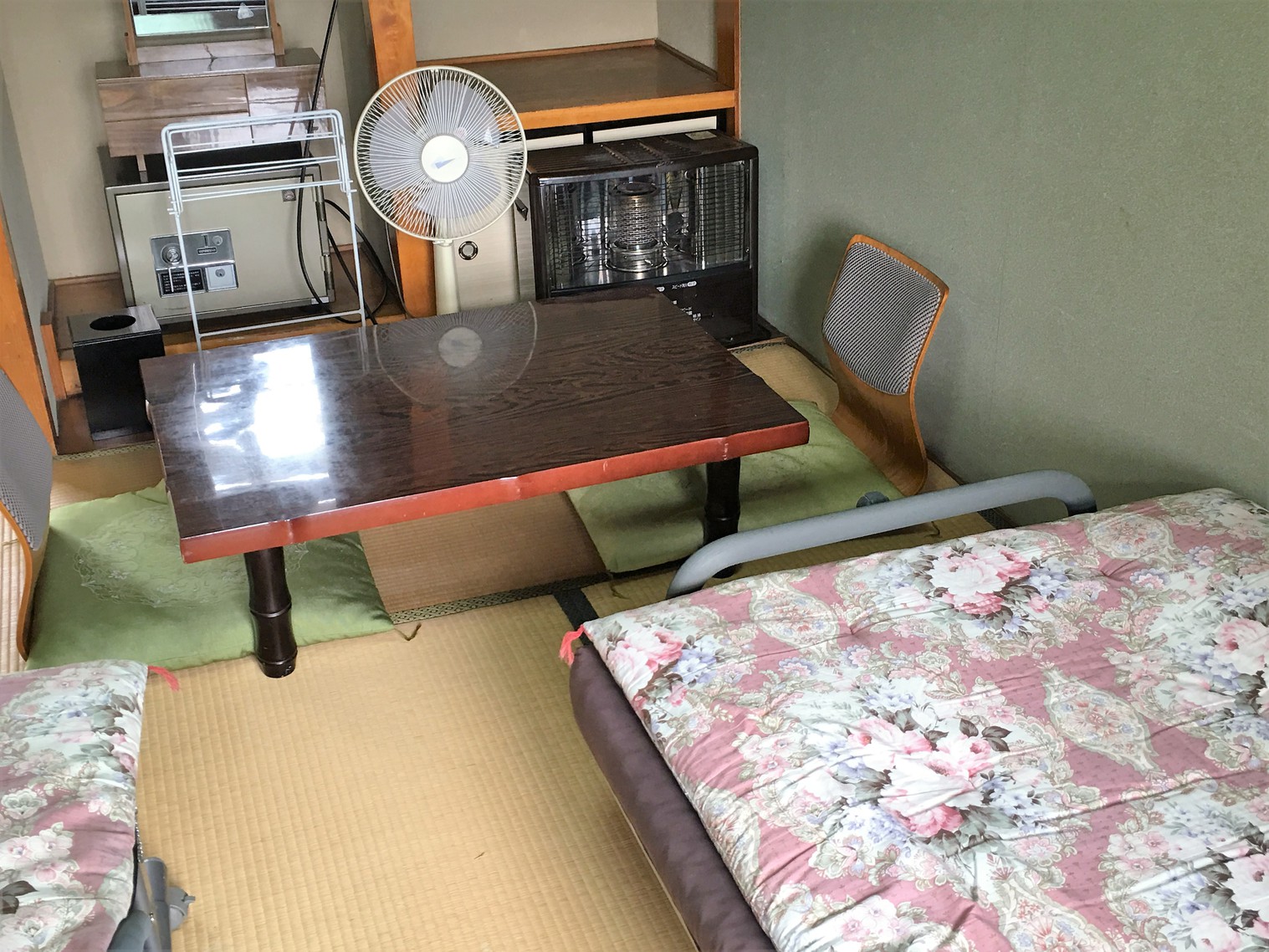 ツインルームの座卓