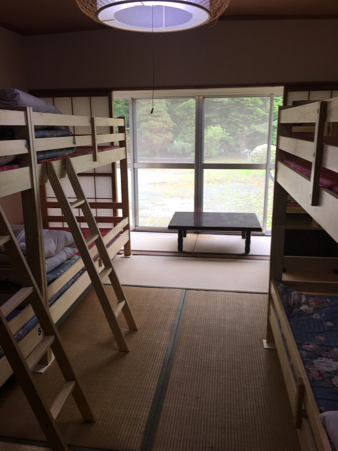 エアコン付６人部屋から庭園が望めます