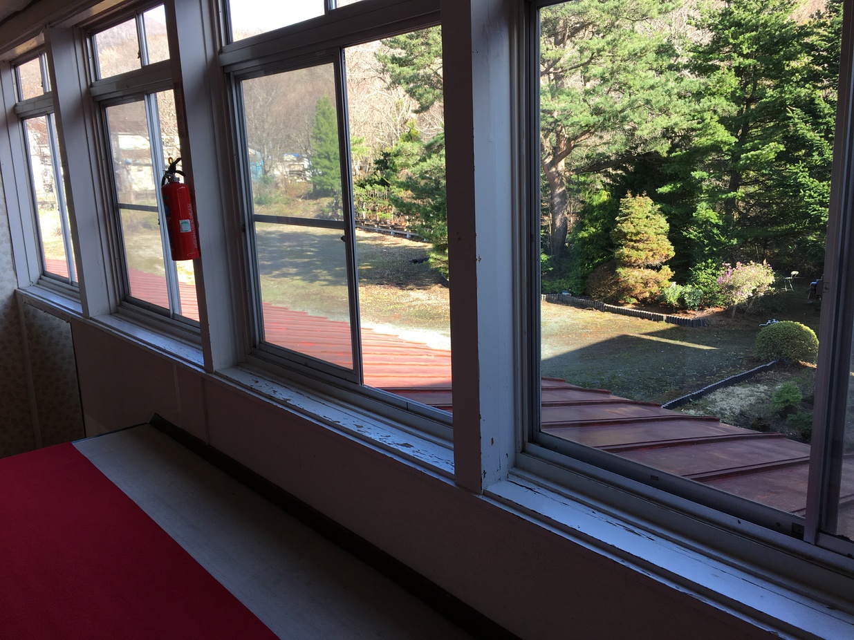 二階廊下よりの庭園