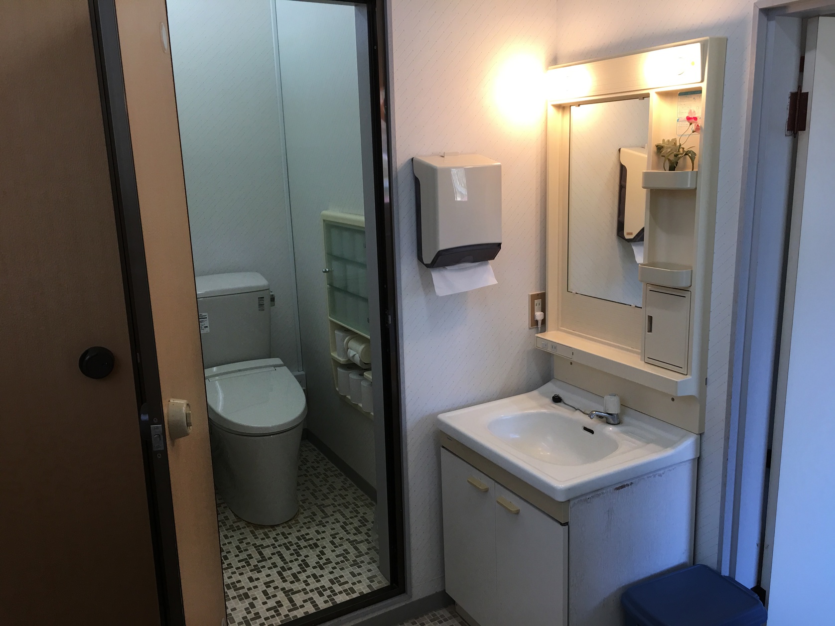 各階の男女トイレにシャワートイレ設置