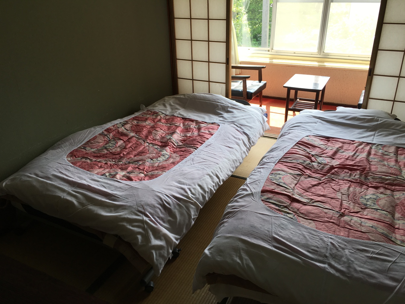 ツインルームを入口から望む201号室（エアコン付）