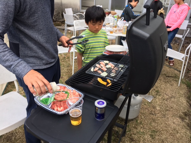 裏庭で家族で焼肉パーティ