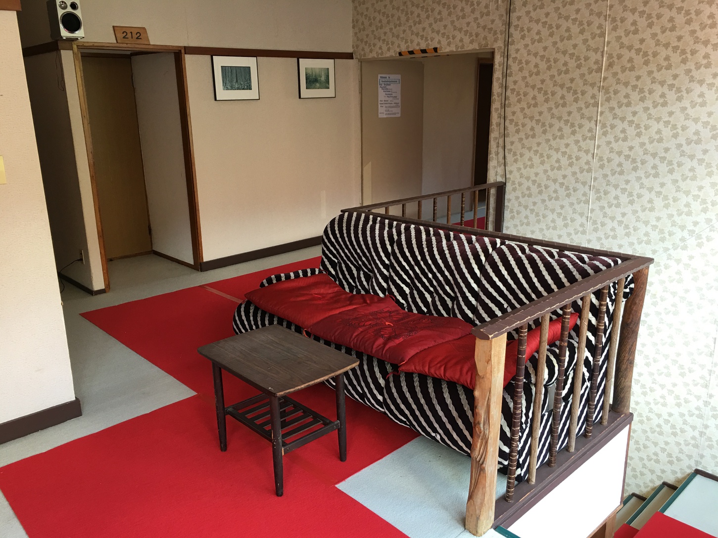 二階階段の側のソファー