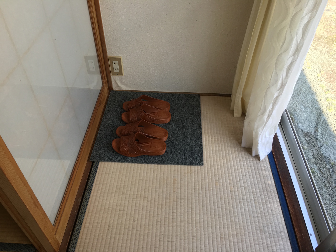 お部屋から庭園に出られるようにゴムサンダルをご用意してます。