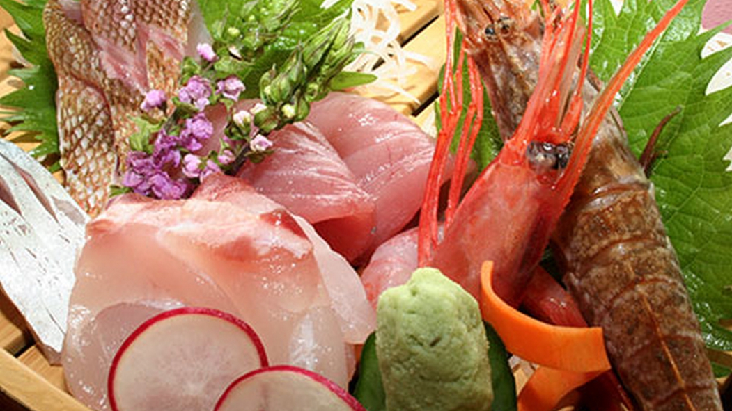 地元でとれた新鮮な旬魚のお造り