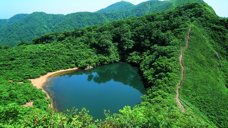 南越前町にある夜叉ヶ池は龍神伝説が伝えられています。