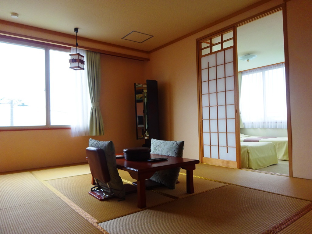 和洋室和室と洋室からなる客室窓からは津軽海峡を一望最大6名まで可。