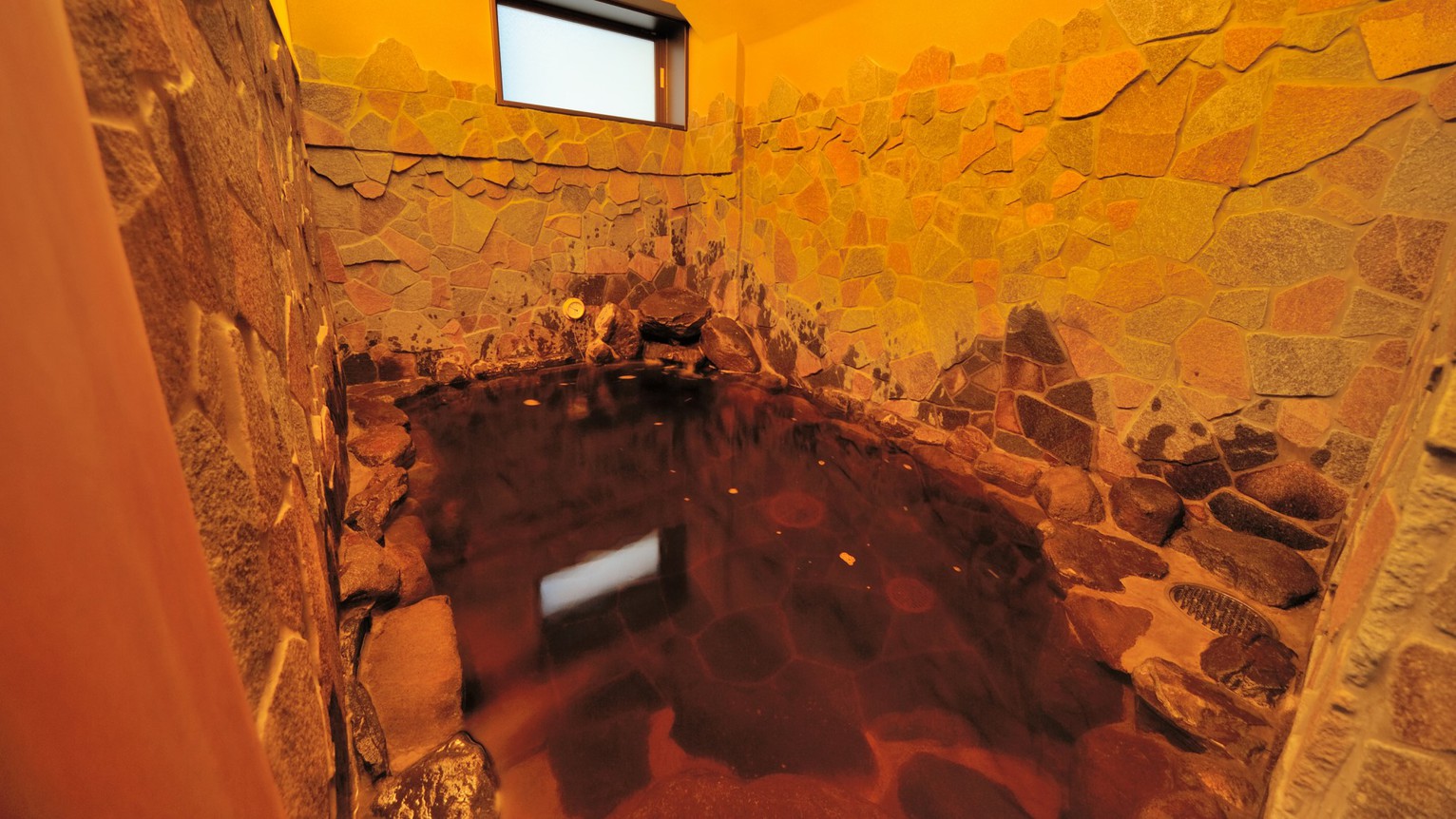 女性岩風呂（湯温41〜42℃）
