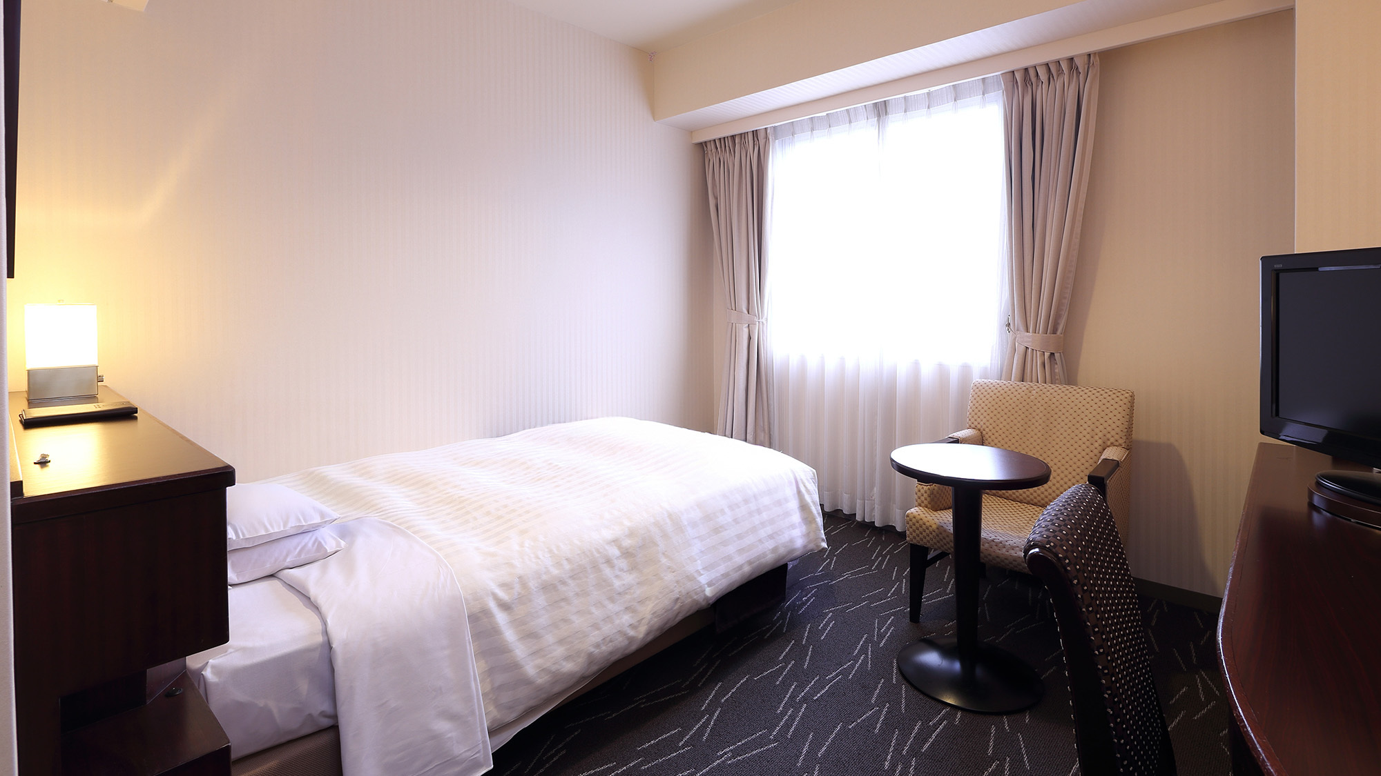 SINGLE / スタンダード シングル -17㎡- (ベッド幅: 140cm×;205cm 1台)