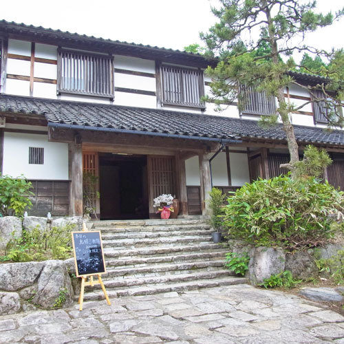 *【外観】古い民家三軒分を移築した純日本旅館。