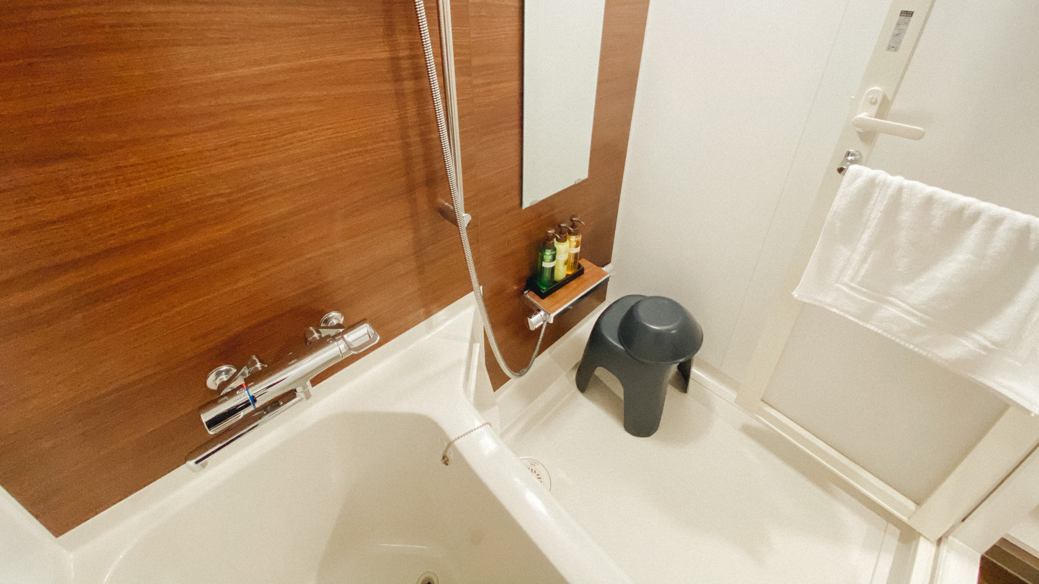 バスルーム(ダブル・ツインルーム)大きなバスタブと洗い場付き