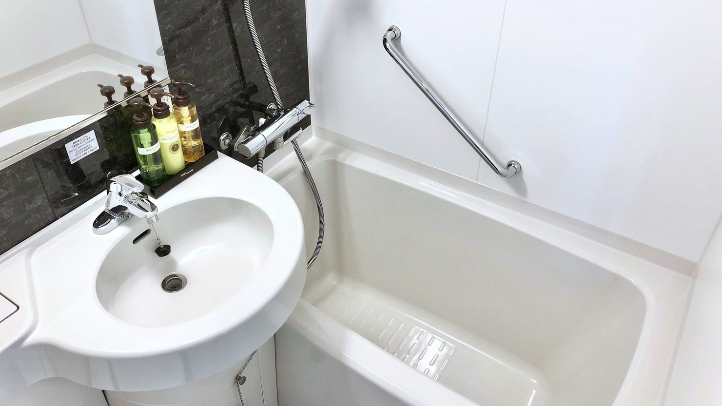 各セミダブルルームのバスルームイメージ