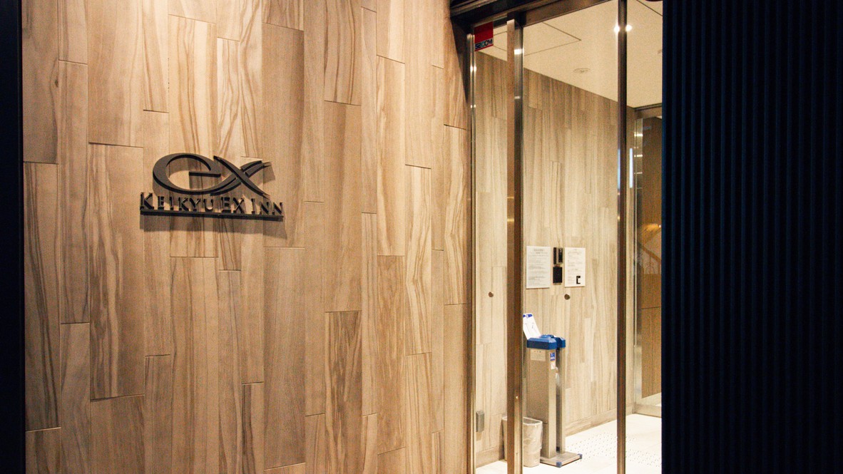 1階エントランス（階段奥側・建物側面）