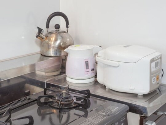  調理器具各種（（A・B棟/電子レンジ・冷蔵庫など備えます）