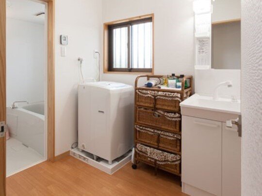 バスルーム、室内洗濯機、洗面台と並ぶ嬉しいスペース（A・B棟）