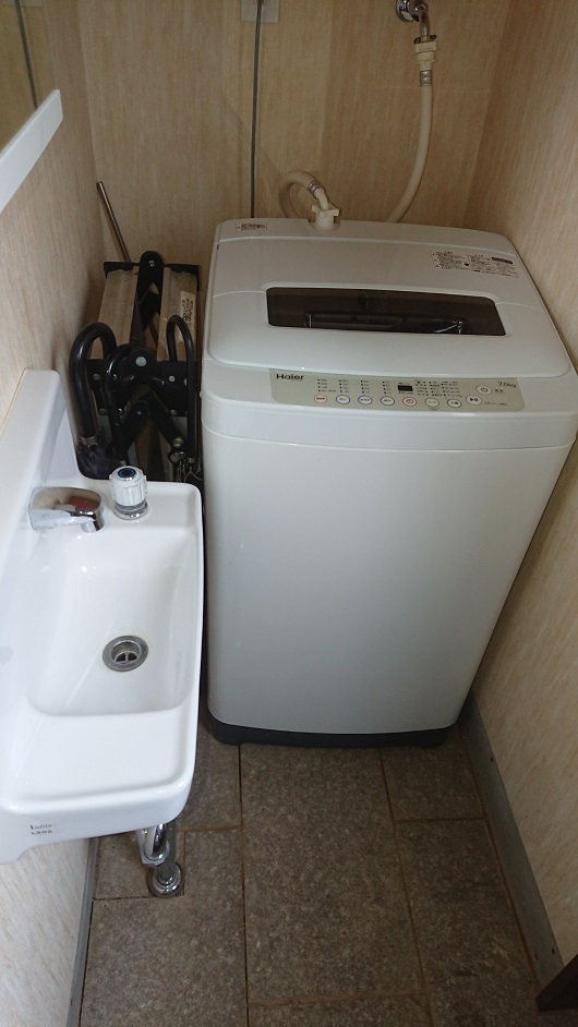 補助洗面台と洗濯機