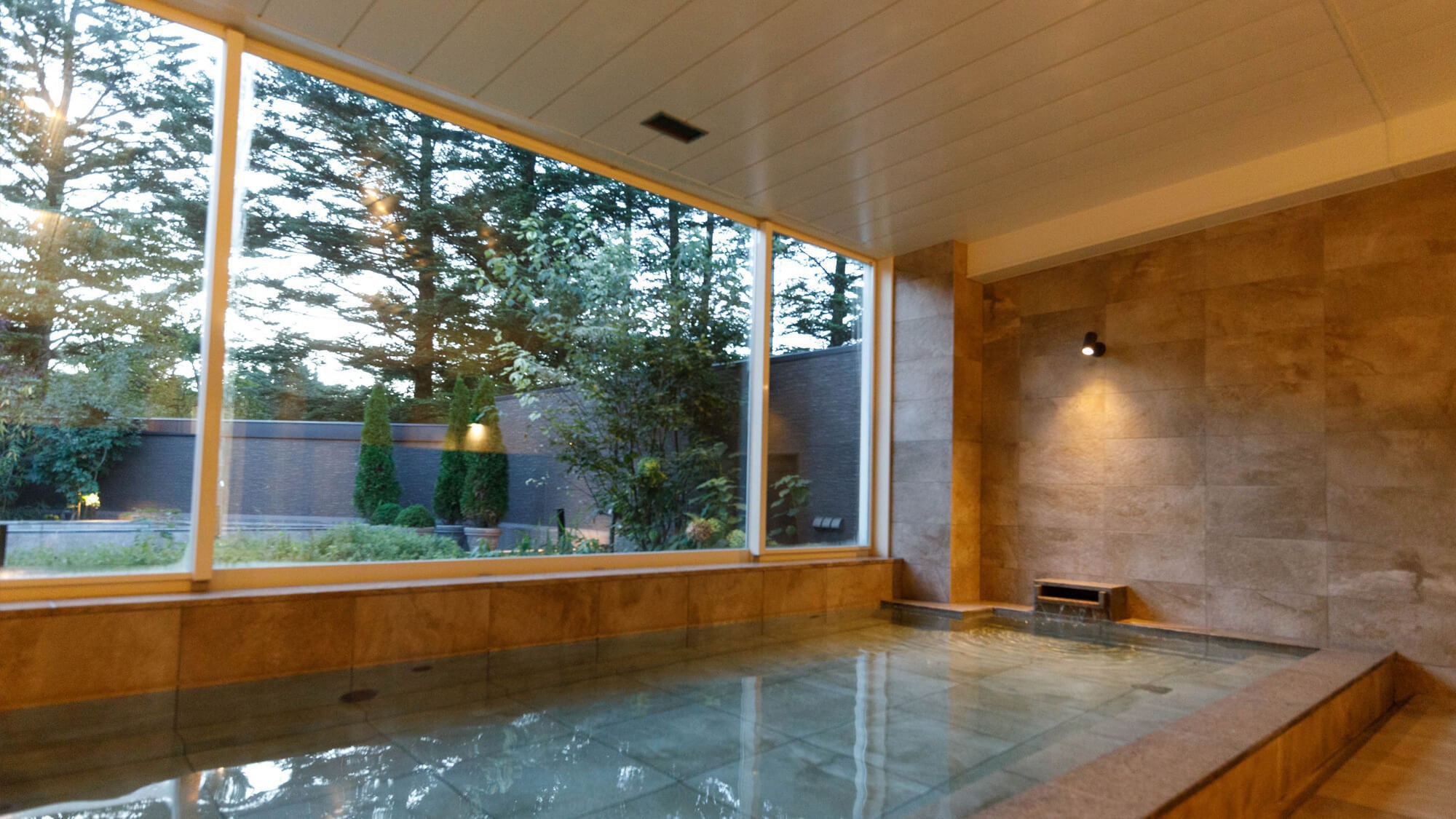 大浴場・露天風呂／「KOMOREBI」／窓の外に軽井沢の自然を感じられる内湯