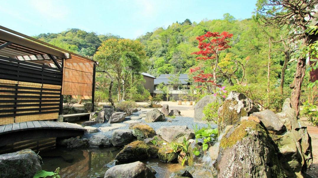 桃園館自慢の庭園です。ゆっくりご鑑賞ください