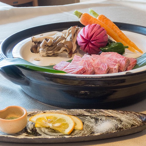 *【お料理】夕食：美熊野牛ミスジ温泉蒸し