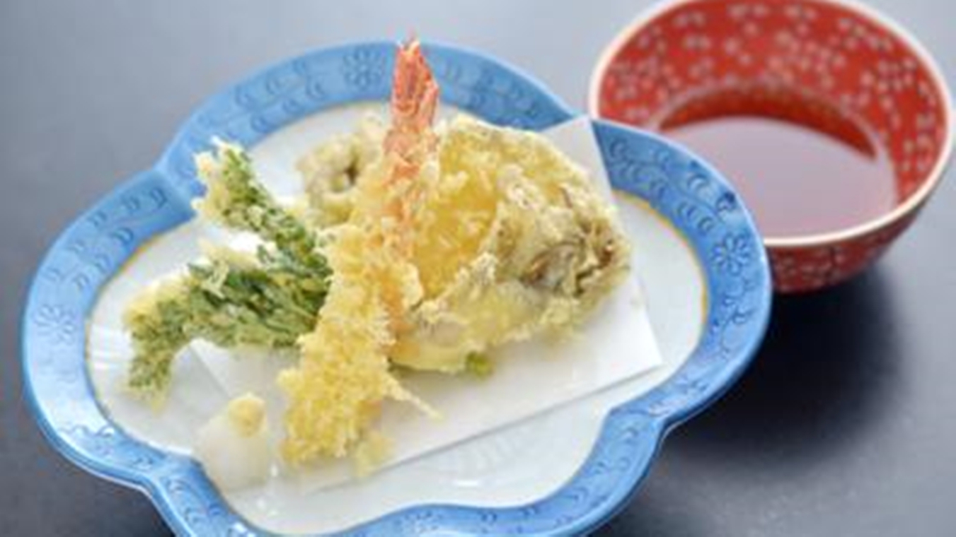 *夕食一例／山菜や海産物など、その時期旬の食材をご用意する季節の天ぷら。