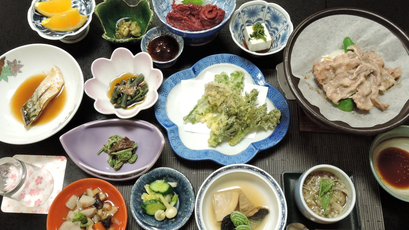 *夕食一例／会津名物と地元食材を使った郷土料理をお楽しみください。