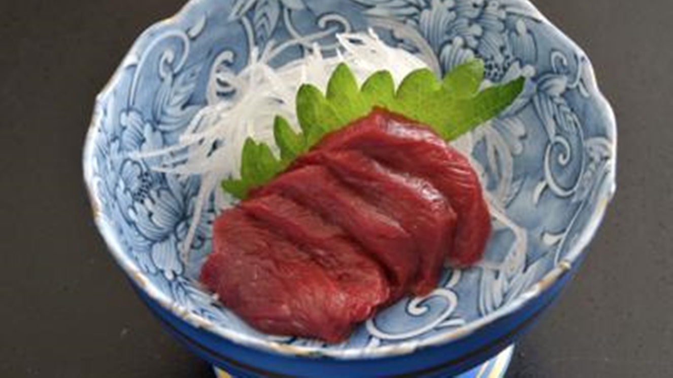 *夕食一例／会津名物の桜刺し。辛味にんにく醤油ダレでいただくのが特徴です。