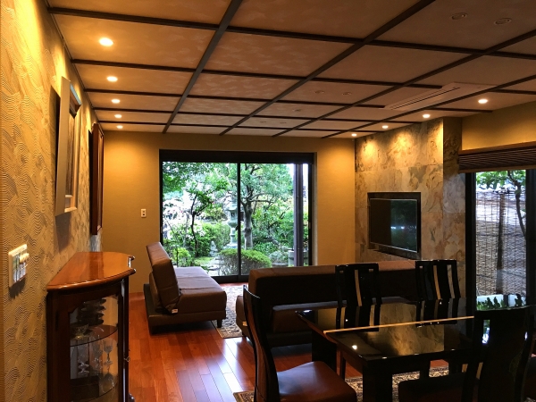 Hananobo Kinkakujimichi Set in a prime location of Kyoto, Hananobo Kinkakujimichi puts everything the city has to offer just outside your doorstep. Offering a variety of facilities and services, the property provides all you