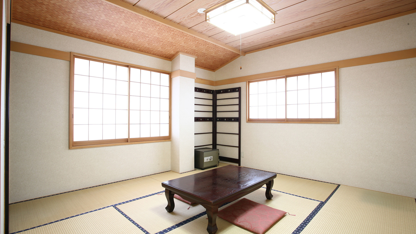 *和室８畳一例／白壁と優しい木の風合いが心地良い、純和風のお部屋。